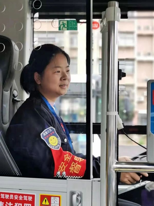 湘潭交發(fā)集團(tuán)公交車駕駛員黃慧敏榮獲首批湖南省崗位學(xué)雷鋒標(biāo)兵