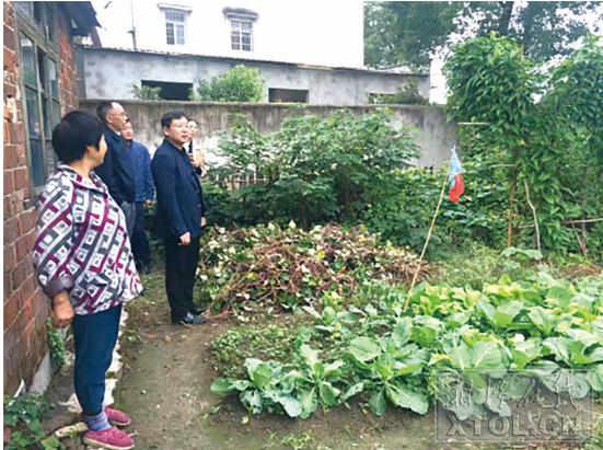 湘潭城發(fā)集團黨委副書記、總經(jīng)理程獻來到陳高家中走訪，了解生產(chǎn)生活情況。