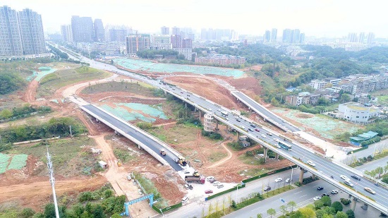 三大橋河東匝道路面工程進入掃尾階段。（羅韜 攝）.jpg